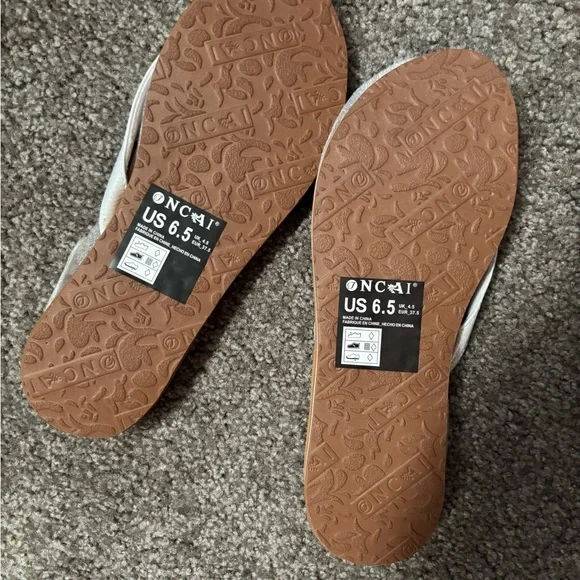 NWT Amazon (Brand Oncai) Women's White and Tan Sandals - Picture 5 of 5